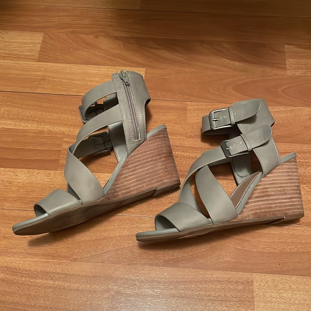 Crown Vintage Women’s Lillee Style Gray 3” Wedge Heel Boho Sandals Buckled Sz 8